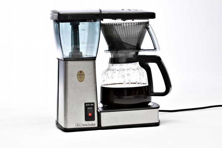 Varm vinder. Melitta Aroma Excellent brygger 10 kopper kaffe på 7,37 minutter. Den færdigbryggede kande har en temperatur på 85,7 grader, hvilket er optimalt ifølge testens ekspert. 
