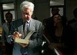 Sejr. I går fik Mario Vargas Llosa Nobelprisen i Litteratur som den første sydamerikaner siden 1982. 