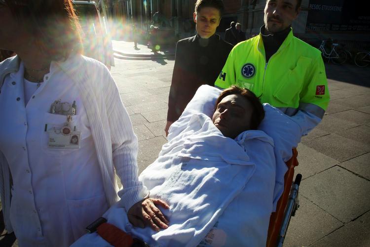 Happening. Kunstneren, der tidligere hed Claus Beck-Nielsen (bagest) våger over den dukke, der forestiller ham. Dukken begraves i morgen, og det ville 'Das Beckwerk' gerne have markeret med en falsk annonce. Arkivfoto. 