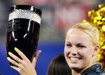 toppen. Smilet var bredt og ægte, da Caroline Wozniacki modtog gaver i anledning af sin førsteplads på ranglisten. Foto: Andy Wong/AP 