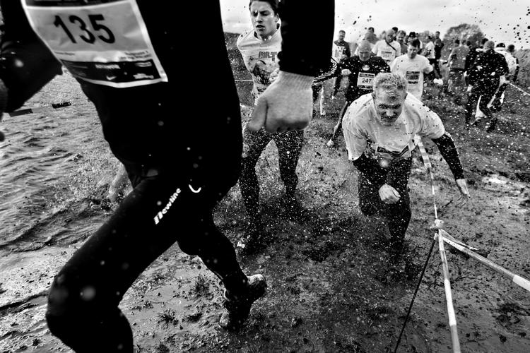 MUDDERMAND. 12 km for rigtige mænd, der ikke er bange for en smule gris på løbetrøjen. Foto fra sidste års Mandehørm i Fredensborg. 