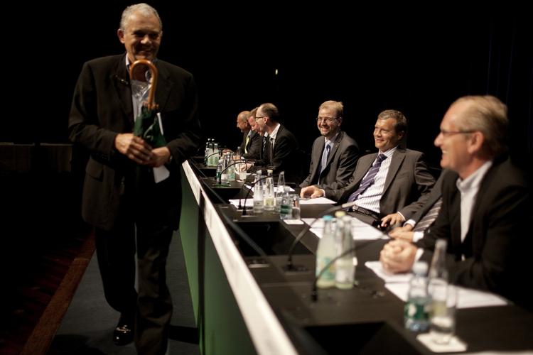 Storaktionæren. Karsten Ree defilerer forbi Amagerbankens ledelse ved den ekstraordinære generalforsamling i august. Nu vil han have renset ud. 