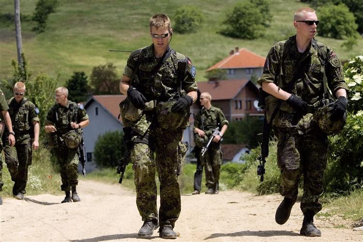 Et trecifret millionbeløb har ikke hjulpet på soldaternes flugt væk fra forsvaret. Hvis forholdene ikke ændrer sig, frygter eksperter for forsvarets fremtid -arkivfoto 