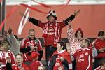 opbakning. Danske tilskuere håber på en gentagelse af det seneste udebaneopgør mod Portugal, hvor Danmark vandt 3-2 på et mål i overtiden. Arkivfoto. 