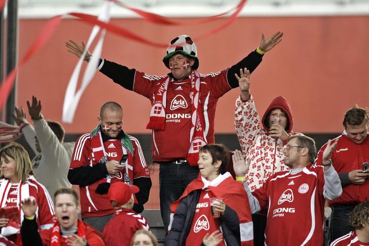 opbakning. Danske tilskuere håber på en gentagelse af det seneste udebaneopgør mod Portugal, hvor Danmark vandt 3-2 på et mål i overtiden. Arkivfoto. 