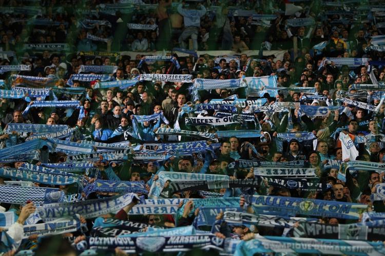 optøjer. Tilhængere af Marseille på hjemmebane. Når det gælder udekampe mellem Paris SG og Marseille bliver der ikke længere mulighed for pladser til udeholdet. Arkivfoto. 