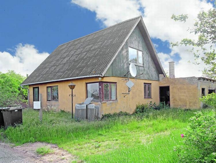 Home sælger dette håndværkertilbud til 440.000 kroner. 'Huset' ligger i Høed tæt ved Jyderup på Midtsjælland. Alt skal laves om i huset, forstår man på billederne. 