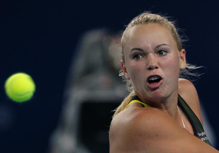 skadet. Caroline Wozniacki faldt sammen med skade foran mod Ana Ivanovic. Men danskeren fik stablet sig op og hev en snæver sejr hjem. 