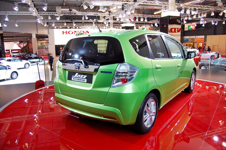 sparekneb. Honda Jazz Hybrid kører længere på literen end den normale benzinmodel, men bliver også noget dyrere. 