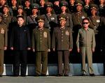 Familiefoto. Kim Jong-un (tv.) og hans far, Nordkoreas leder Kim Jong-il (th.) fotograferet ved partikongressen i sidste måned. Billedet er det første, som viser sønnes fremtrædende placering i hierarkiet. 