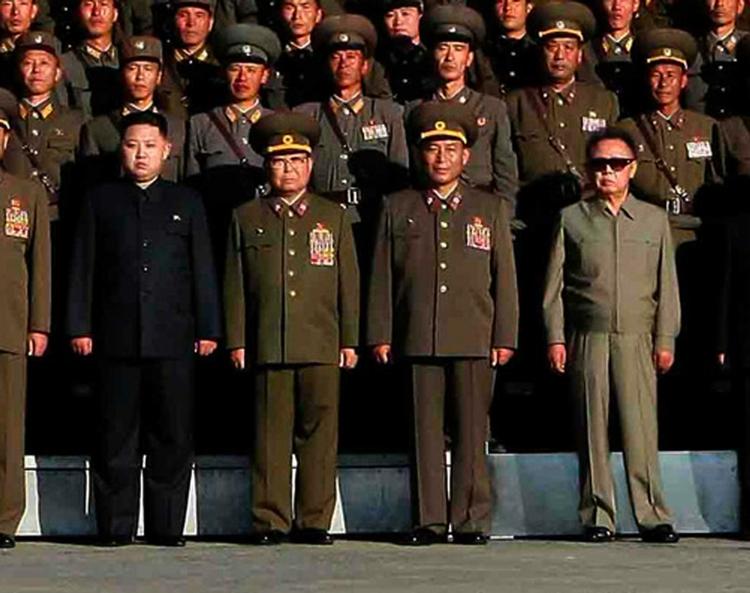 Familiefoto. Kim Jong-un (tv.) og hans far, Nordkoreas leder Kim Jong-il (th.) fotograferet ved partikongressen i sidste måned. Billedet er det første, som viser sønnes fremtrædende placering i hierarkiet. 