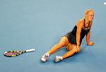 vrid. Caroline Wozniacki falder sammen efter et vrid i knæet under kampen mod Ana Ivanovic. Skadens omfang undersøges nu nærmere. 