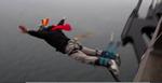 Elastikspringer. Her ses den svensker, der nu er politianmeldt for ulovlig indtrængning, da han sprang bungyjump fra Øresundsbroen torsdag. 