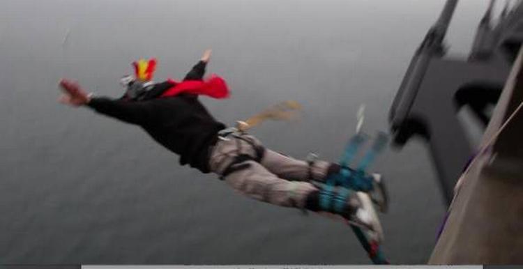 Elastikspringer. Her ses den svensker, der nu er politianmeldt for ulovlig indtrængning, da han sprang bungyjump fra Øresundsbroen torsdag. 