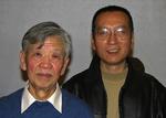 Kritikere. Nobelpristageren Liu Xiaobo (th) fotograferet sammen med juristen Zhang Sizhi ved et møde i Beijing i november 2007 - før Xiaobo blev fængslet.. 