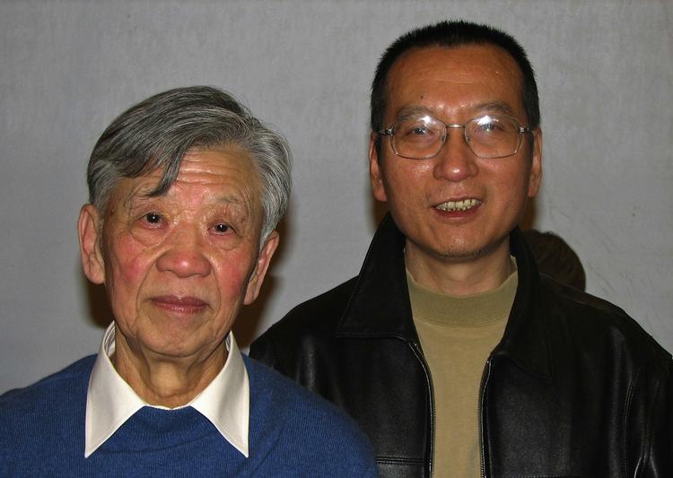 Kritikere. Nobelpristageren Liu Xiaobo (th) fotograferet sammen med juristen Zhang Sizhi ved et møde i Beijing i november 2007 - før Xiaobo blev fængslet.. 