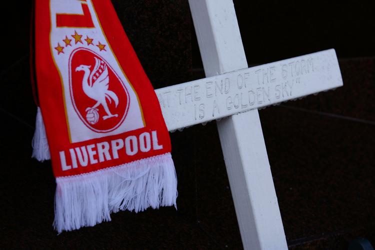 gældsinddrivelse. Et mindeområde til ære for de mange døde ved Hillsborough-ulykken er placeret uden for Liverpool FC's stadion Anfield. Arkivfoto. 