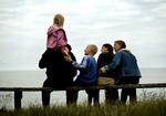 Børnefamilier. De enkeltstående situationer fra den unge børnefamilies hverdag, som bogen består af, er beskrevet med meget vid og stor sproglig sikkerhed, lyder det i anmeldelsen. Modelfoto. 