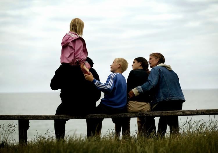 Børnefamilier. De enkeltstående situationer fra den unge børnefamilies hverdag, som bogen består af, er beskrevet med meget vid og stor sproglig sikkerhed, lyder det i anmeldelsen. Modelfoto. 