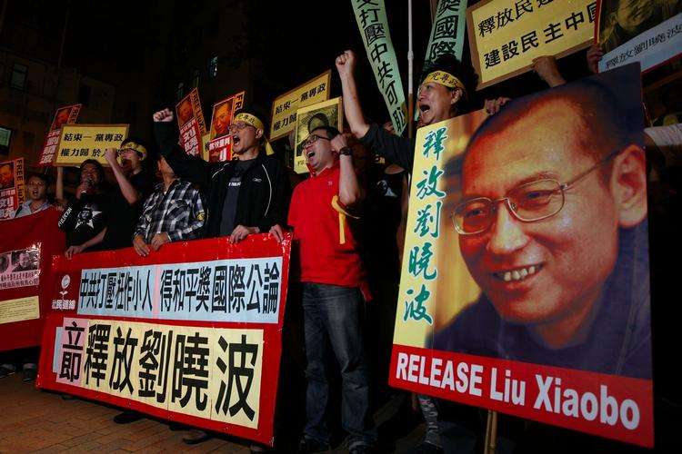 Prisvinder. Demonstranter kræver Liu Xiaobo, modtager af Nobels Fredspris, løsladt. (Arkivfoto). 