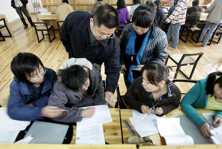Terperi. Undervisningsmetoderne i Kina er stadig dybt forankret i den kinesiske tradition for disciplin og kontrol, hvor udenadslære og lærerstyring er centrale elementer, og der er derfor fortsat stor afstand til undervisningen i Vesten. (Arkiv) 
