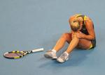 TENNISCHOK. Caroline Wozniacki gik i går til tops på verdensranglisten. I dag lå hun på jorden efter et vrid i knæet. 