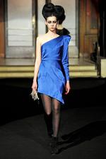 Blåt. Internationale modehuse som Burberry Prorsum, Balenciaga og Bottega Veneta arbejder med forskellige nuancer af blå. 