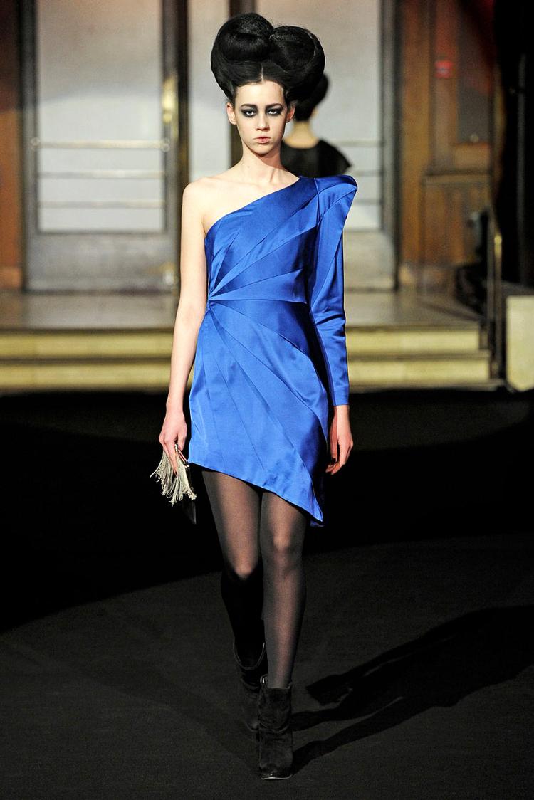 Blåt. Internationale modehuse som Burberry Prorsum, Balenciaga og Bottega Veneta arbejder med forskellige nuancer af blå. 