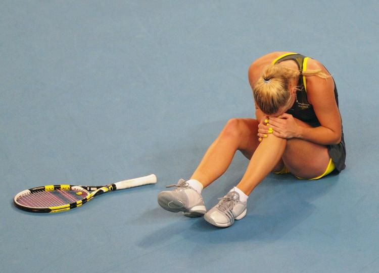 Av. Caroline Wozniacki under gårsdagens kvartfinale, hvor hun pludselig fik problemer med knæet. 