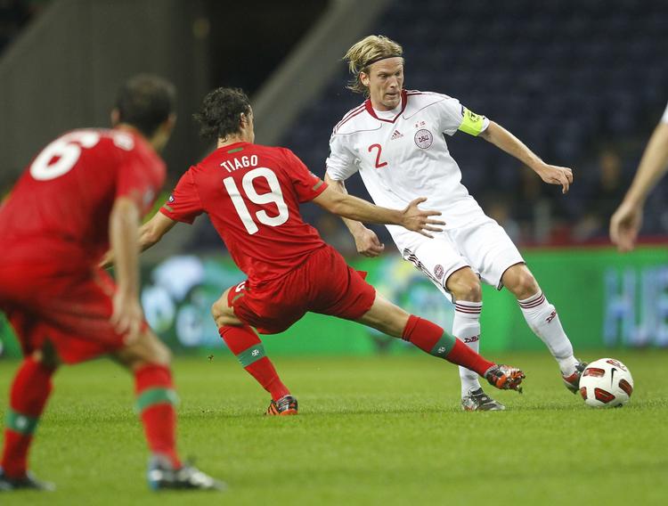 Skyldig. Christian Poulsen var den store synder i kampen mod Portugal, hvor skyld i portugisernes andet mål og må påtage sig en stor del af skylden for deres tredje. 