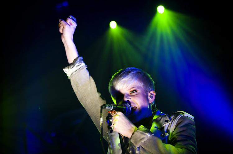 Smukfest i Skanderborg udbygger til stadighed nettet af lyslederkabler. På billedet en af hovednavnene, Robyn. 