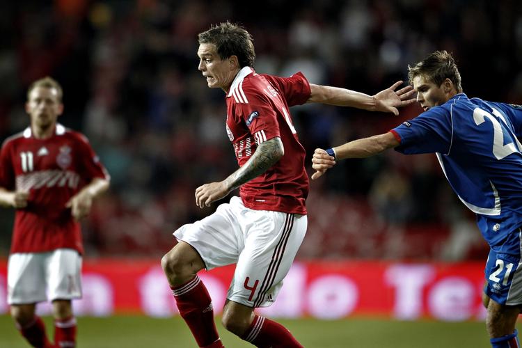 nærkamp. Agger var senest med på landsholdet mod Island for en måned siden. Arkivfoto. 