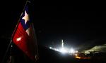 REDNINGSARBEJDE. Et chilensk flag ved San José-minen i Copiapo i Chile, hvor 33 arbejdere blev indespærret, da en minegang kollapsede. Arkivfoto. 