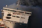 Færgebrand. Branden på 'Lisco Gloria' opstod natten til lørdag. Først i morgen vil temperaturen på færgen være faldet så meget, at røgdykkere kan komme om bord. Billedet er fra lørdag. 