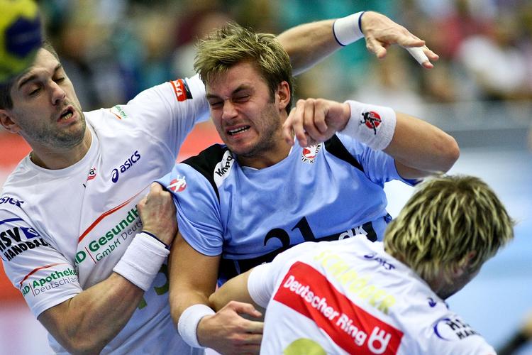 Kamp. KIF Koldings Simon Edelberg Jensen i midten og HSV Hamburgs Guillaume Gille i første halvleg af Champions League håndboldkampen i Koldinghallen. 