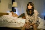 sex. I modsætning til den tamme  danske titel 'Veninderne' fortæller  seriens originale titel om utroskab.  Her er det lægen Katie (Sarah Parish)  på sengekanten. 