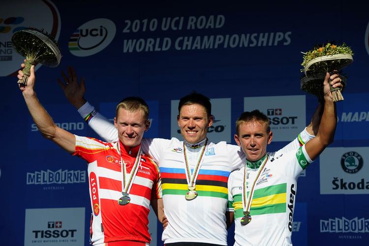 To'er. Matti Breschel med sin sølvmedalje ved VM på landevej sidste søndag. I midten norske Thor Hushovd, der blev verdensmester, og til højre bronzevinderen Allan Davis fra Australien. Arkivfoto. 