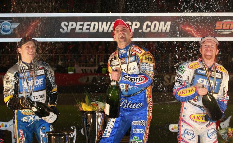 verdensmester. Polske Tomasz Gollob (midt) fejrer VM-titlen på hjemmebane i Bydgoszcz. 