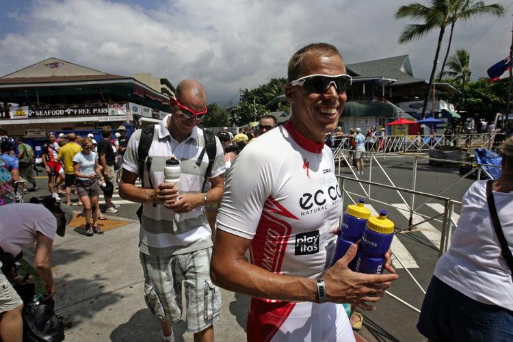 nedtur. Kort før start ved konge-triatlonen på Hawaii var der smil og selvtillid hos Rasmus Henning. 