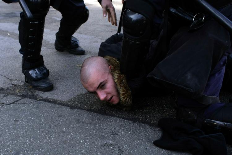 Optøjer. Modstandere af homoseksualitet tog voldelige metoder i brug, da det serbiske politi forhindrede dem i at genere deltagerne i en parade for homo-, bi og transseksualitet i Beograd. 