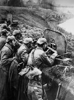 Beredt. Tyske soldater gør deres maskingevær klar i en af de utallige skyttegrave under Første Verdenskrig. 