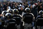 Had. Omkring 1.000 demonstranter protesterer mod homoparaden i Beograd. 
