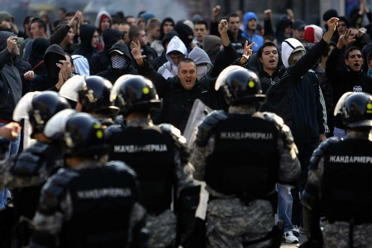 Had. Omkring 1.000 demonstranter protesterer mod homoparaden i Beograd. 