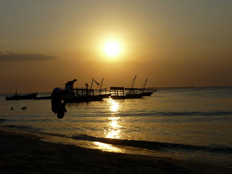 leg. På Nungwi strand på Zanzibar mødes en flok drenge hver aften for at udfordre hinanden i akrobatik. Foto: Brit Therkildsen 