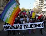 PARADE. Demonstranterne med bannerteksten 'Sammen er vi stærke' på vej gennem Beograd. Optoget blev mødt af voldsomme moddemonstrationer. 