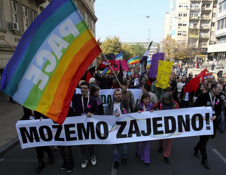 PARADE. Demonstranterne med bannerteksten 'Sammen er vi stærke' på vej gennem Beograd. Optoget blev mødt af voldsomme moddemonstrationer. 