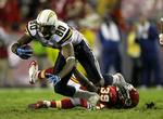 usandsynligt. Der er kun et ubesejret hold tilbage i NFL, og det er Kansas City Chiefs, som kun få havde regnet med. Her stopper en liggende Brandon Carr fra Chiefs den løbende Malcom Floyd fra San Diego Chargers. Arkivfoto. 