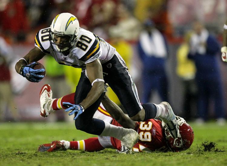 usandsynligt. Der er kun et ubesejret hold tilbage i NFL, og det er Kansas City Chiefs, som kun få havde regnet med. Her stopper en liggende Brandon Carr fra Chiefs den løbende Malcom Floyd fra San Diego Chargers. Arkivfoto. 