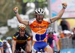 revanche. Oscar Freire fra Spanien tog sejren i en tæt spurt i Paris-Tours, efter hovedfeltet med kun få meter til stregen havde hentet en udbryder. Arkivfoto. 