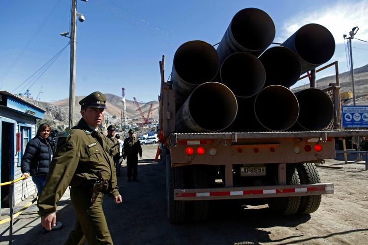 FORING. Stålrør på vej til redningsskakten ned til San José-minen nær Copiapo i Chile. 